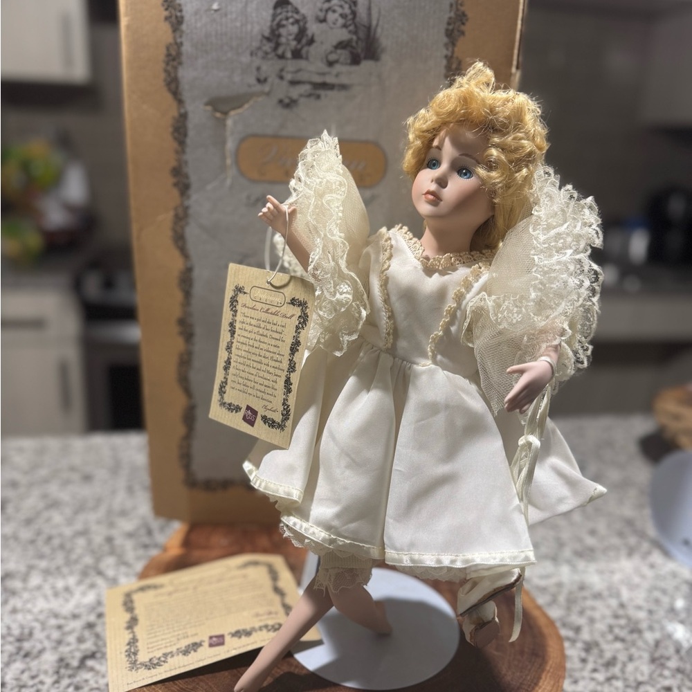 Victorian Grace Limited Edition Of 3000 Elizabeth #2123 Item 9004 On Box